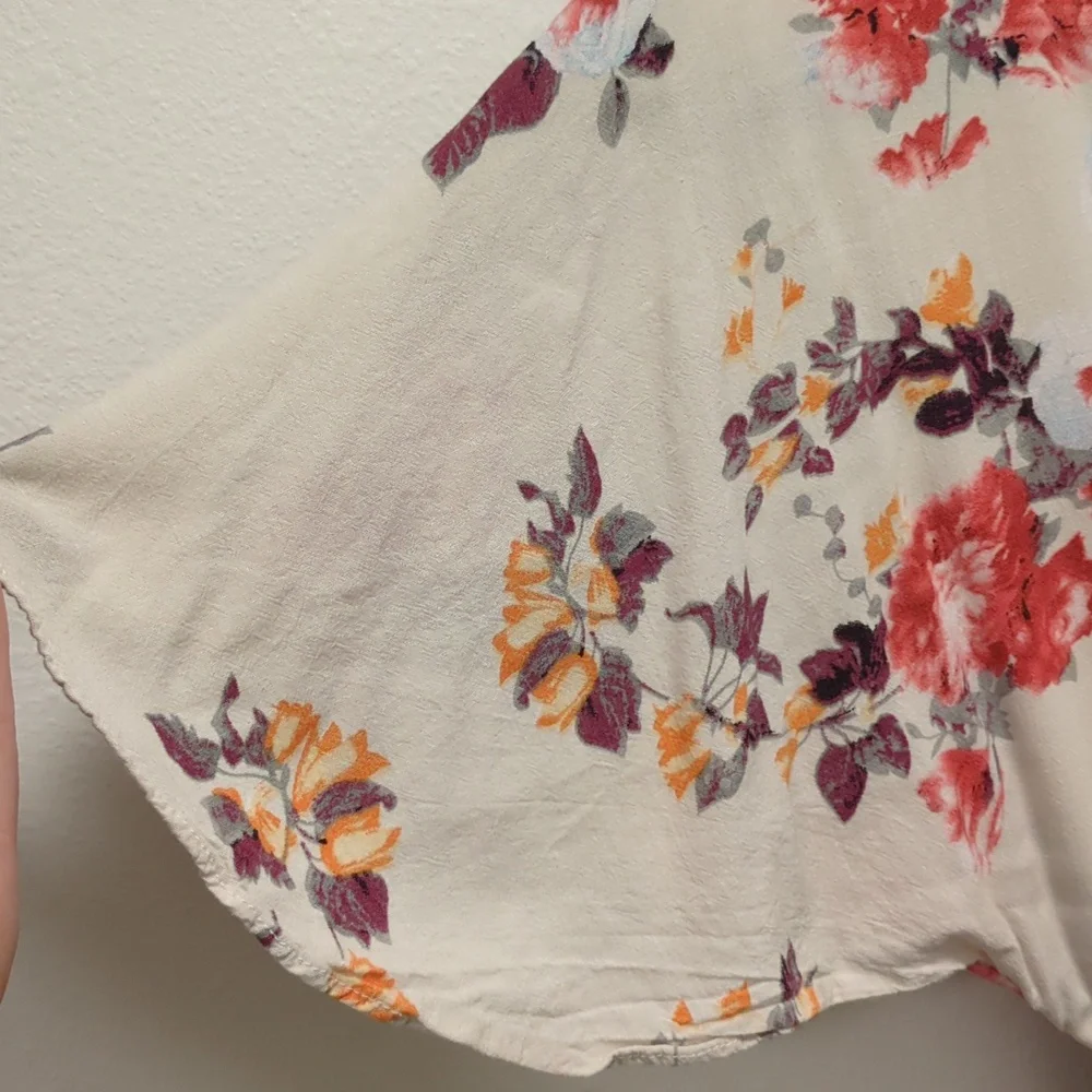 Aakaa Floral Wrap Dress – Boho-Inspired Elegance - Voluminous - Flowy - Delicate - Picture 9 of 12